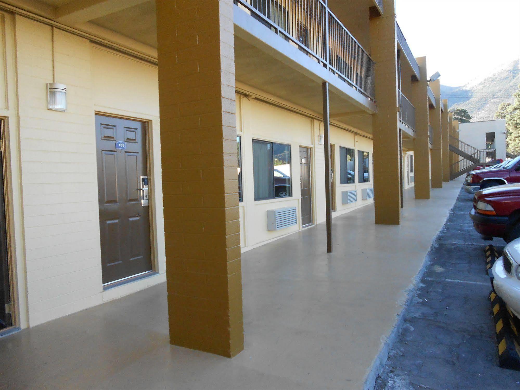 Howard Johnson By Wyndham Flagstaff Exterior photo